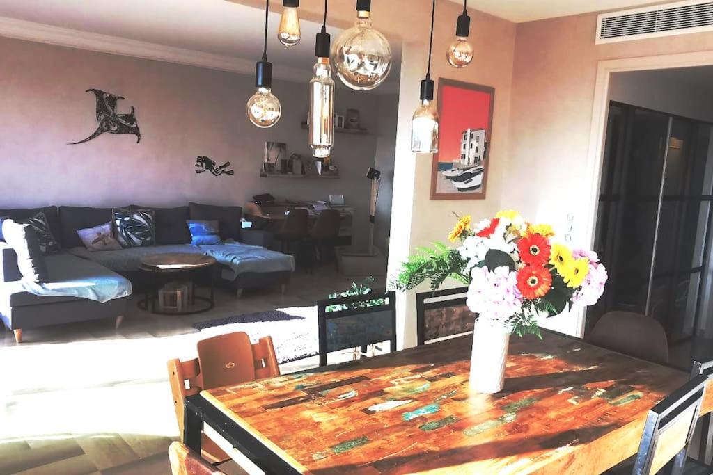 Centre Vue Avec Piscine Pour Famille, Couple D'amis Pas De Groupes De Jeunes Autorises *