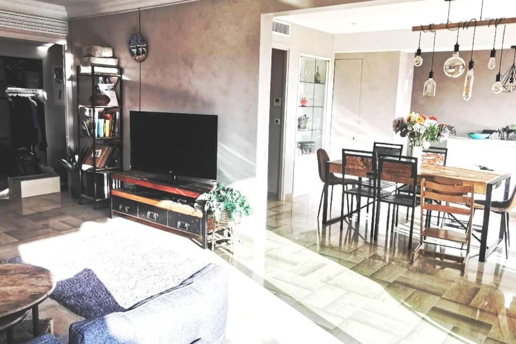 Centre Vue Avec Piscine Pour Famille, Couple D'amis Pas De Groupes De Jeunes Autorises Apartment